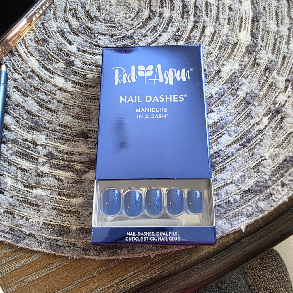 Red Aspen Blue Nail Dashes
